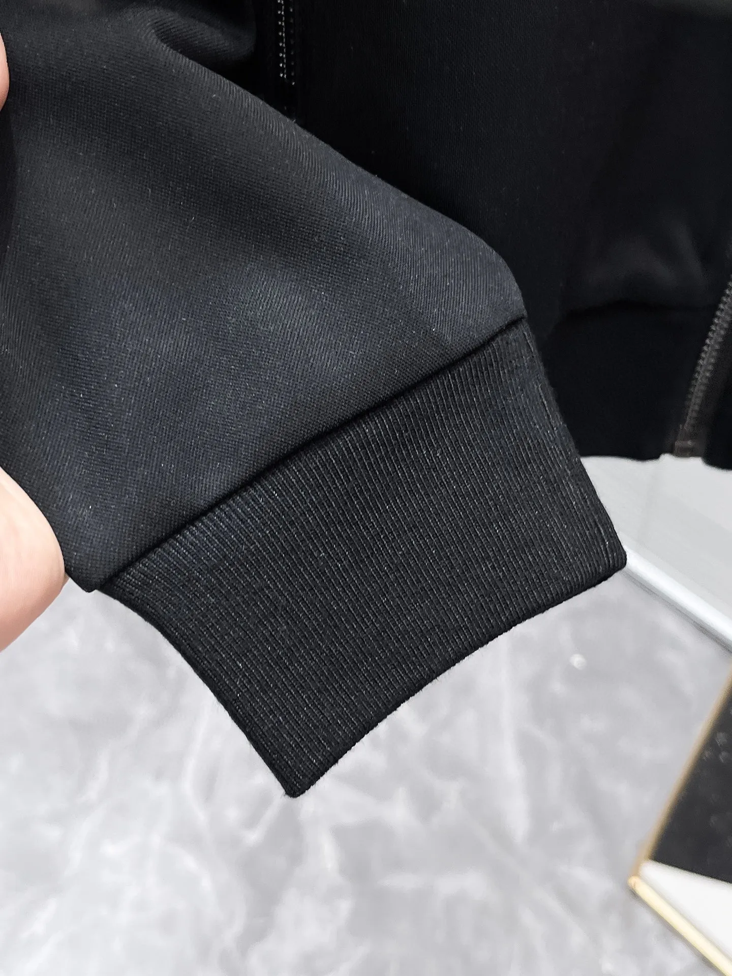 🅿️720 LV hot-selling suit is coming. Focus on the original version of the official website. 2025 new hot-selling cardigan suit. The original order is the best. 🇭🇰The meticulous work of top designers. It has a fitting and perfect upper body effect. All-natural high-quality Tencel Roman cotton 100%, close-fitting comfort, noble and elegant! Original hardware embodies elegance and nobility! Counter size: M-3XL (maximum wear up to 190 pounds)